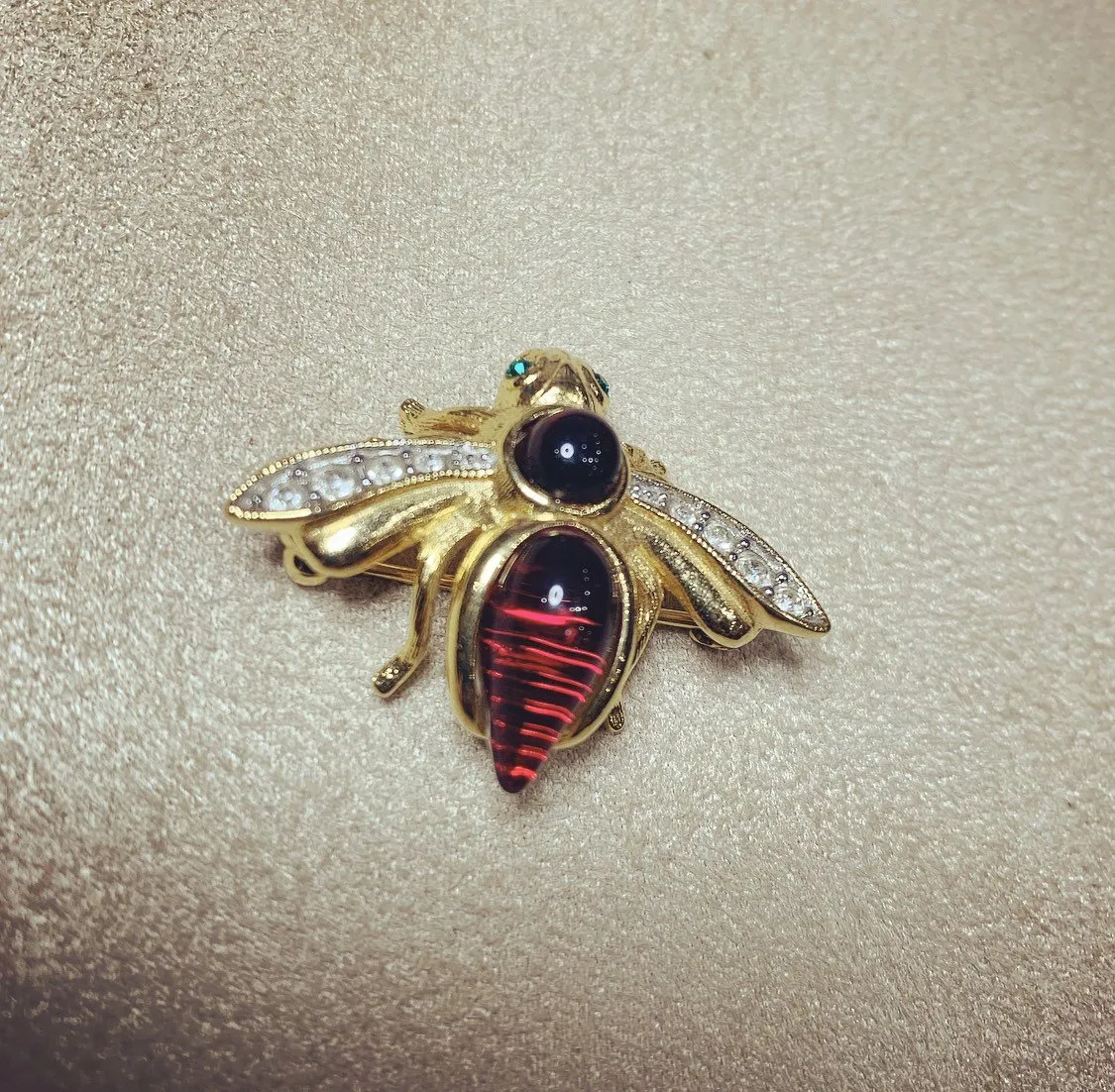 Bee in a beehive brooch by Joan Rivers interchangable colours