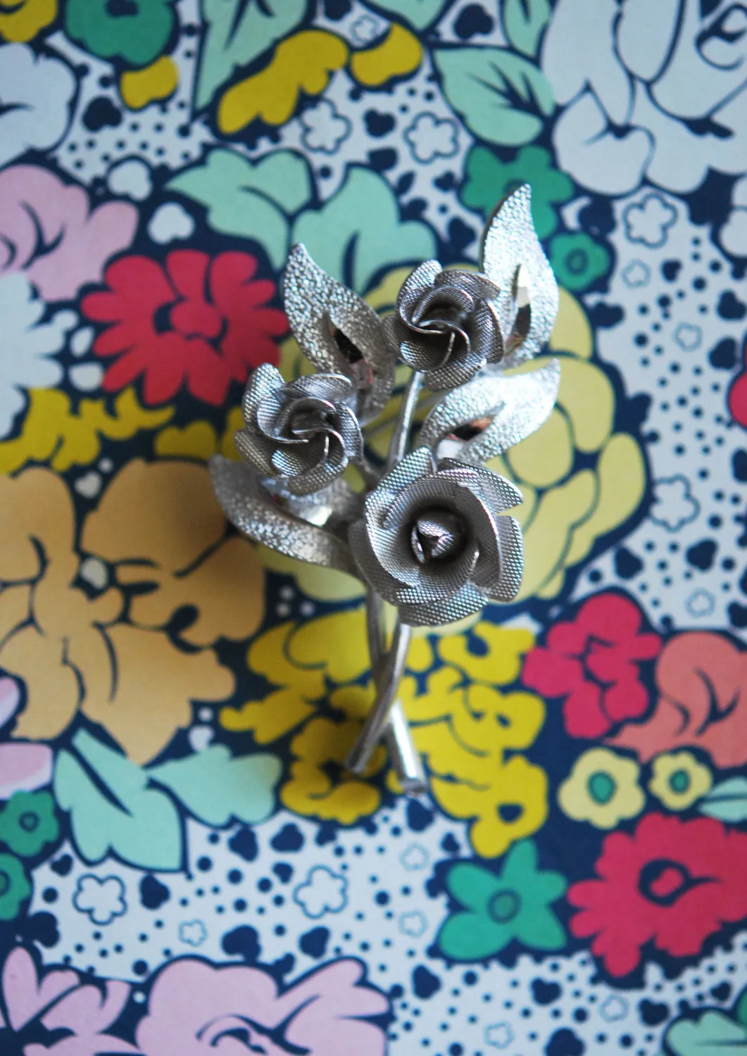 Vintage 60s Textured Silver Tone Roses Brooch Broach Pin Costume Jewelry Floral